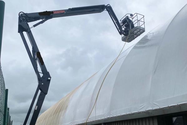 Nettoyage de la bâche à la nacelle