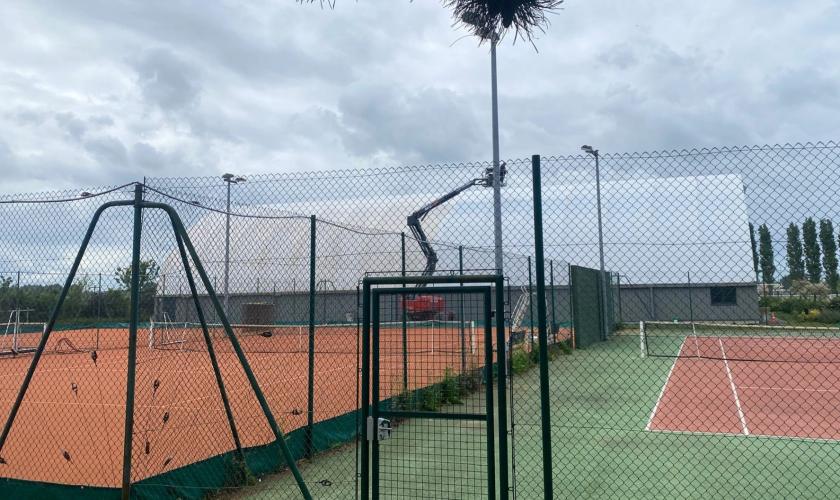 Nettoyage d'un dôme de terrain de tennis