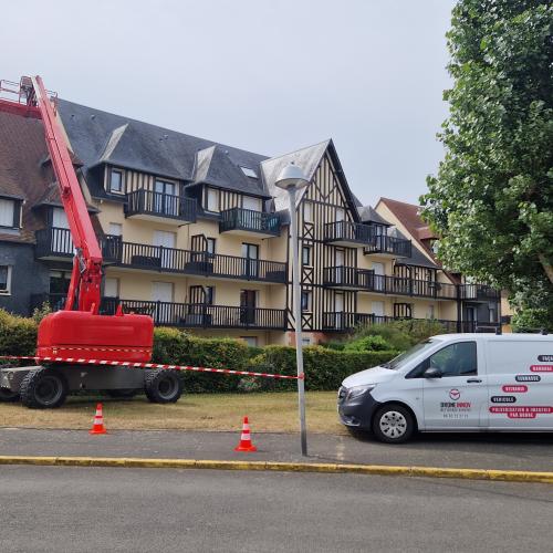 Traitement de toiture sur immeuble - Prestations aériennes et communication d'entreprise par drone en Normandie