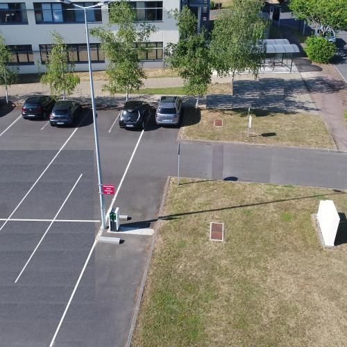 Prises de vues aériennes et projet d'implantation de bornes électriques pour chargement véhicules électriques - Zone Tertiaire à Caen - Prestations aériennes et communication d'entreprise par drone en Normandie